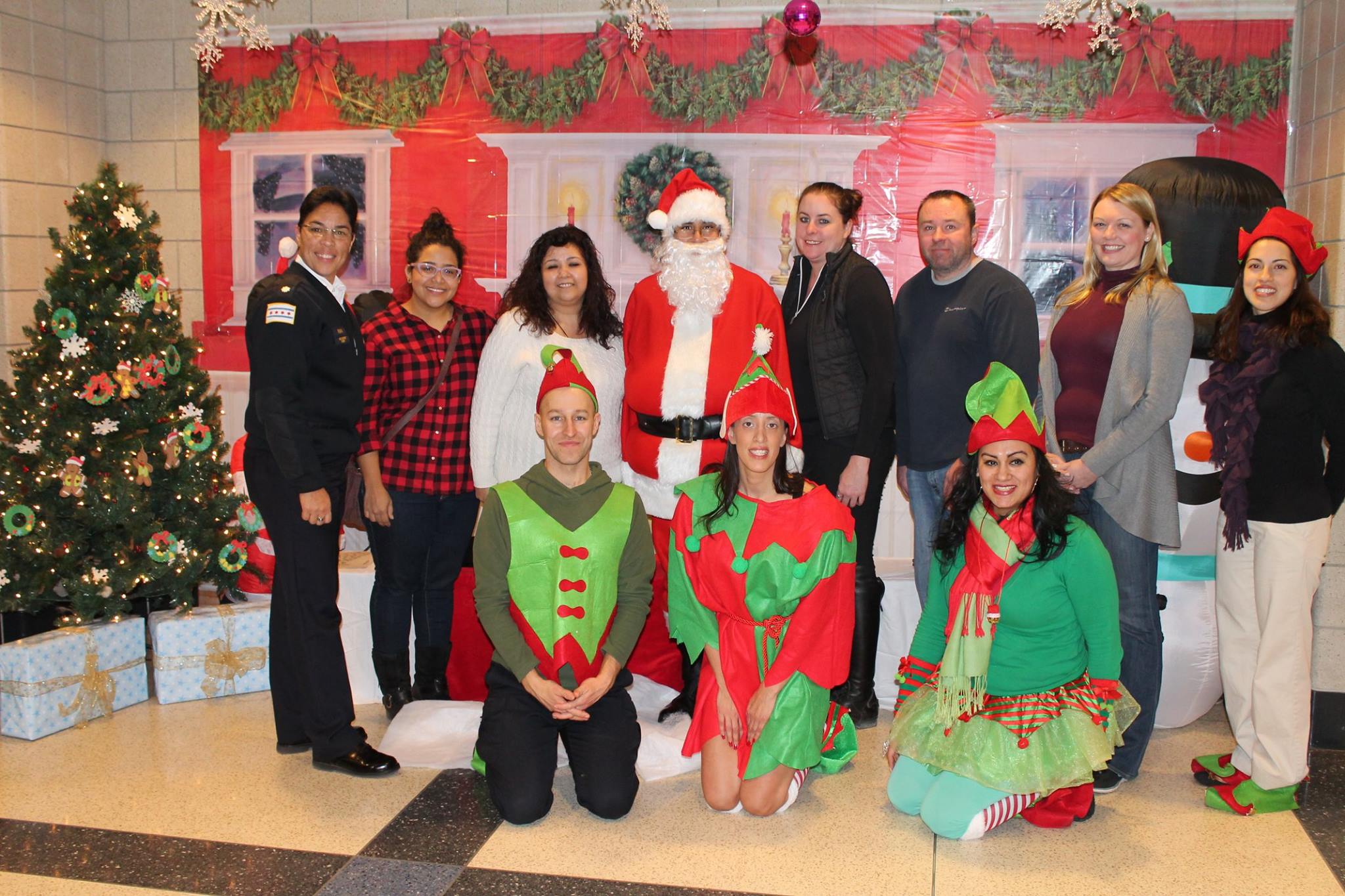 Chicago Police Officers Join Community Groups During the Holidays
